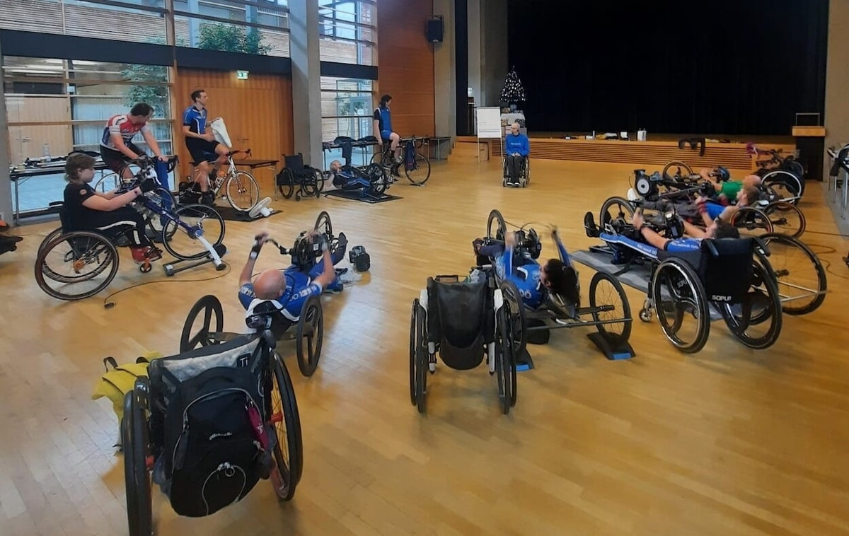 Bild (Listenansicht) Handbiker trainieren in einer Halle